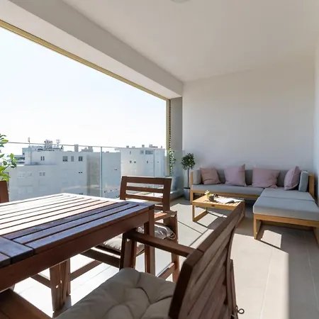 Luxury Seaside With A Private Garage Apartment *