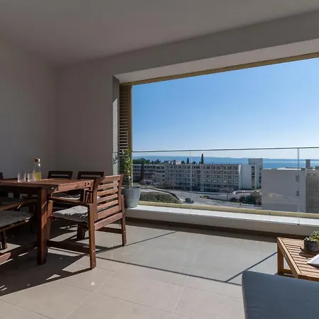 Luxury Seaside With A Private Garage Apartment