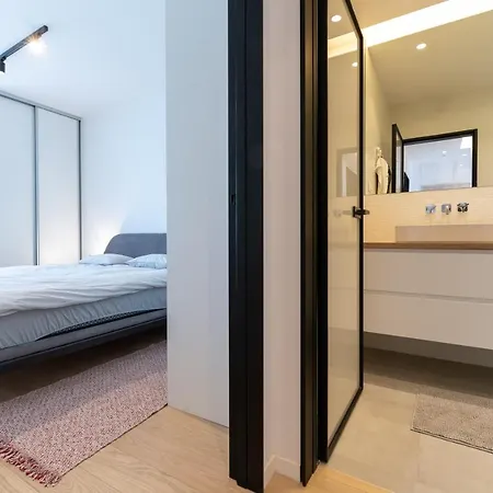 Luxury Seaside With A Private Garage Apartment *